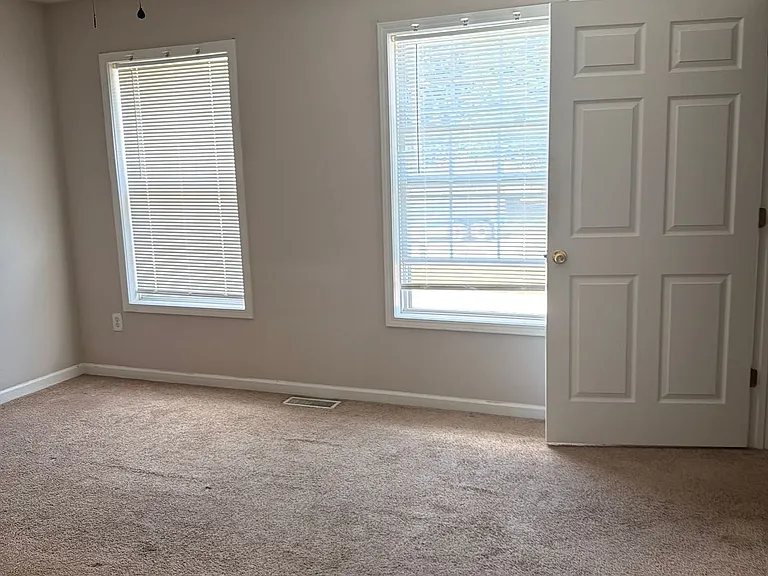 218 Thunderbird Cir — Photo 3