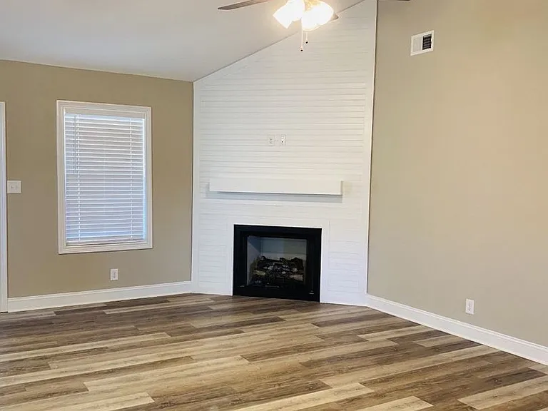 1033 Whitney Dr — Photo 8