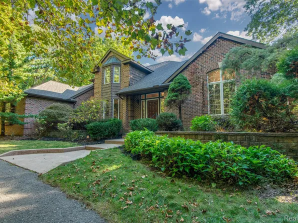 5090 Stone Oak Dr, Jackson, MI 49201