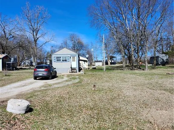 53 Deepwoods Dr, Linn Valley, KS 66040