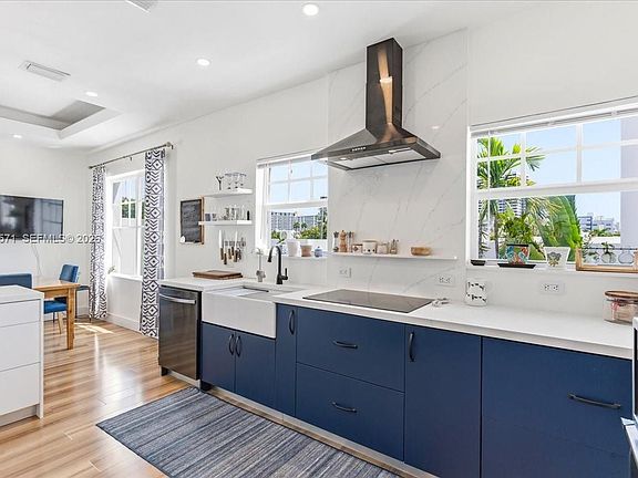 5th image of 2463 Pine Tree Dr #Penthouse