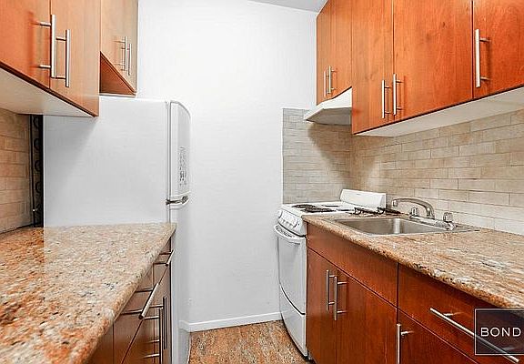 4th image of 207 E 27th St APT 4A
