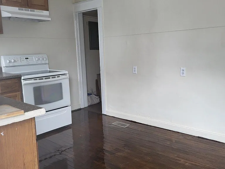 921 Hancock St — Photo 7