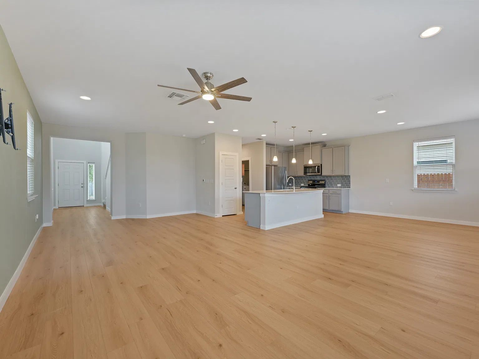 4 bed, 2.5 bath, 2381 sqft, $2,750 — Photo 4