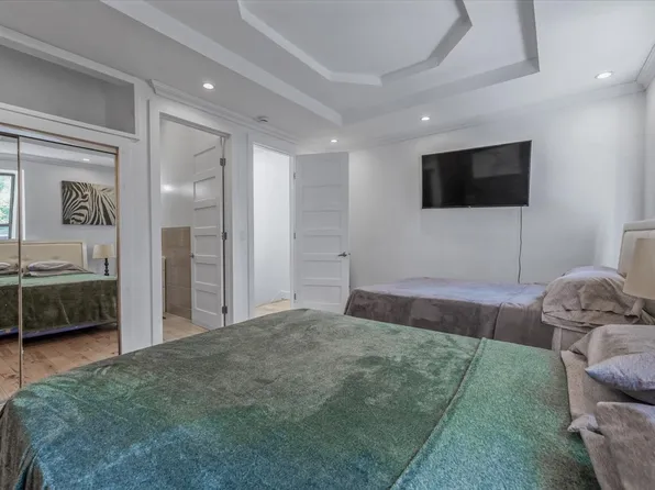 698 Lexington Avenue image 13 of 36