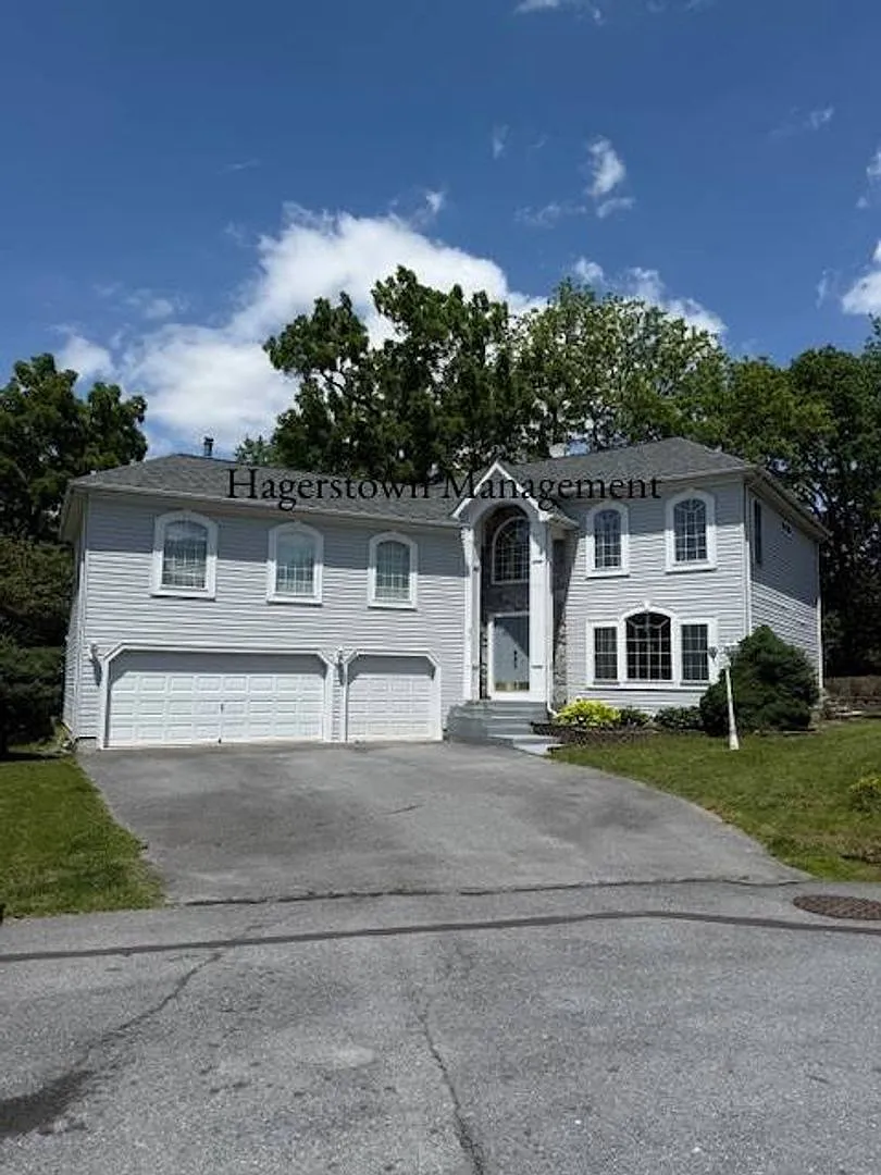 Luxury Home in Woodbridge — Photo 1