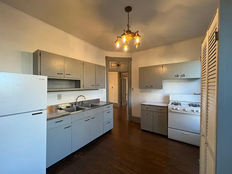 350 W 7th Ave #B — Photo 5