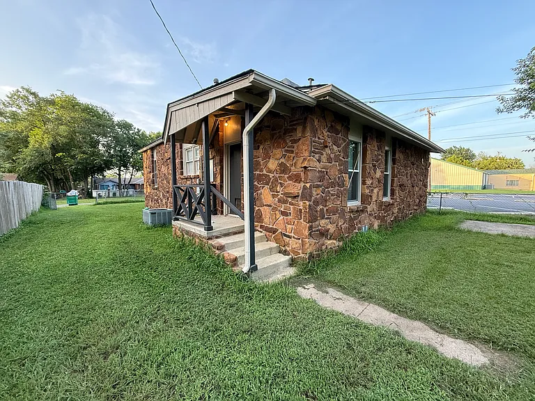 1138 E Jones Ave — Photo 2