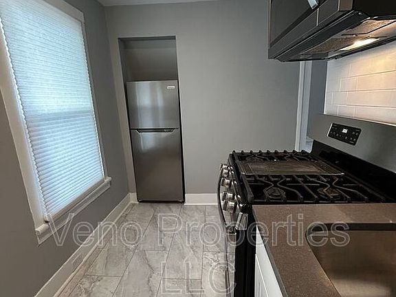 4th image of 96 Walworth St #1