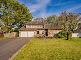 32 Oak Meadow Rd, Commack, NY 11725