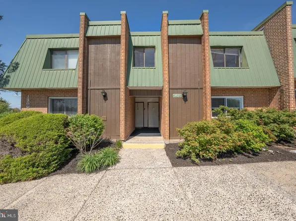 1310 Meadowview Ln, Mont Clare, PA 19453