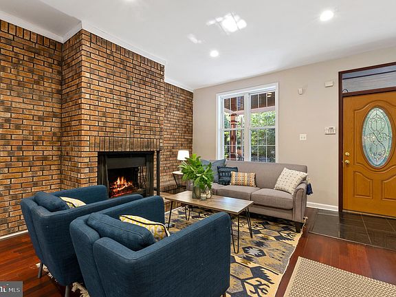 5th image of 221 S Melville St