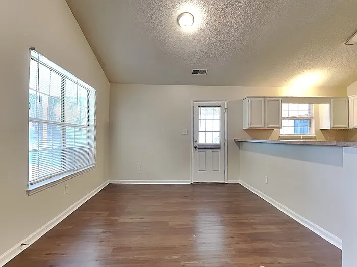 3 bed, 2.0 bath, 1128 sqft, $1,575 — Photo 4