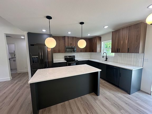 3rd image of 3141 E Iroquois Street
