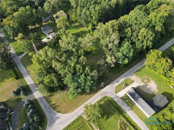 6097 Huntington Rd, Sylvania, OH 43560