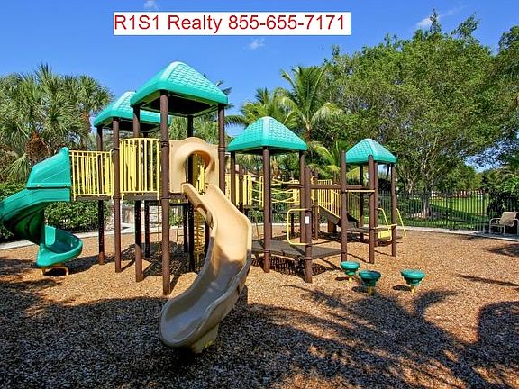 4th image of 10400 Versailles Blvd