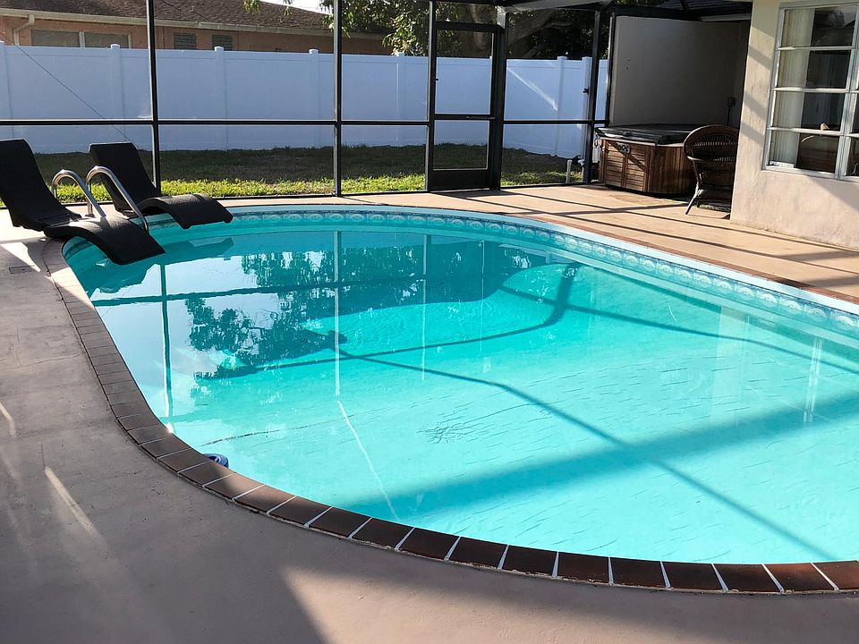 Screened Pool with Jacuzzi