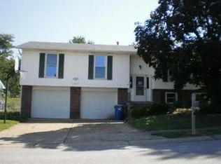 2804 Holiday Ln, Saint Charles, MO 63301