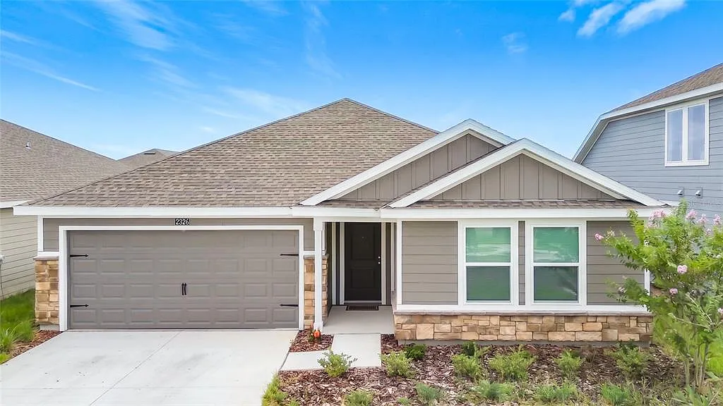 4 bed, 2.0 bath, 1400 sqft, $2,100 — Photo 1