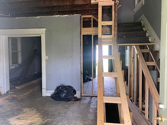 3rd image of 769 Heyl Ave