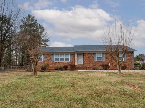 3010 Wonderwood Dr, Winston Salem, NC 27103