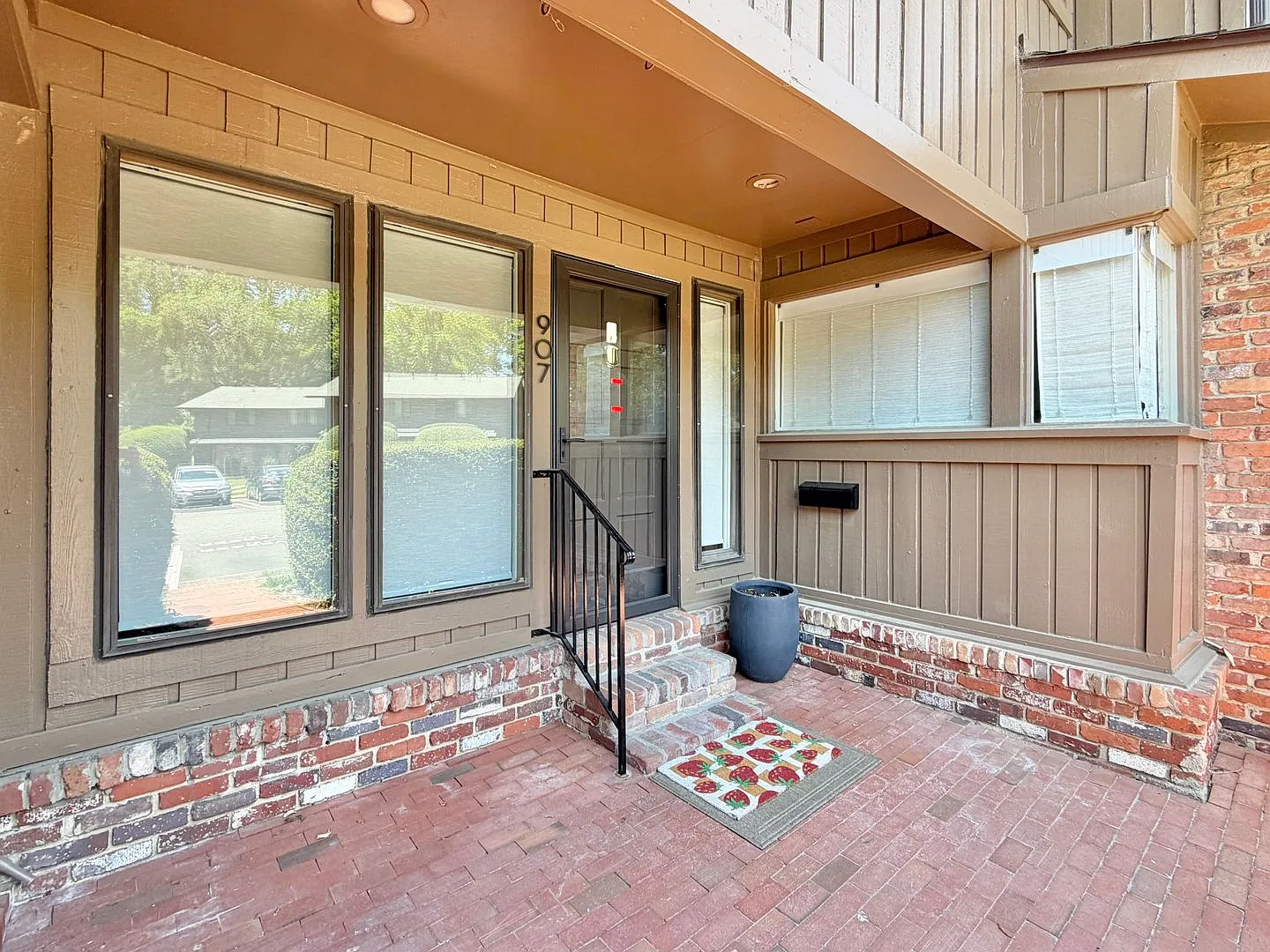 907 Oak Tree Drive — Photo 3