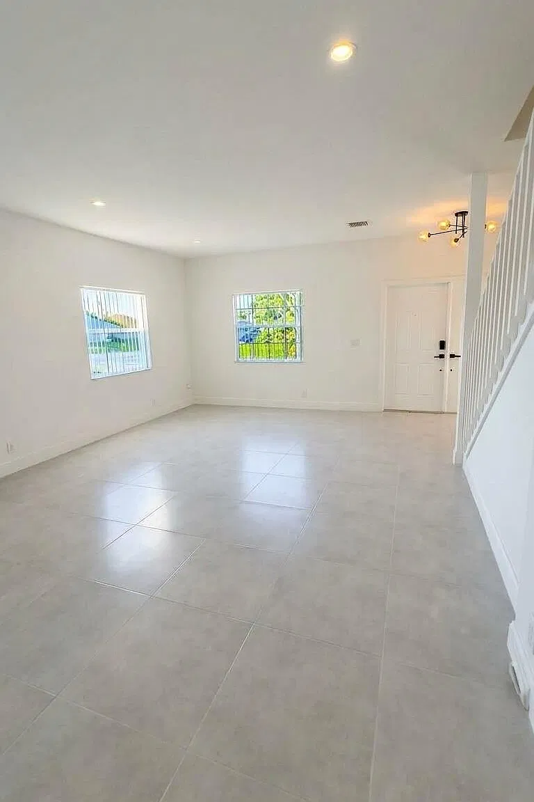 5 bed, 2.5 bath, 2916 sqft, $4,100 — Photo 2