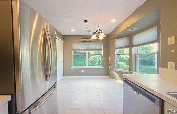 3rd image of 20 Leeward Ct