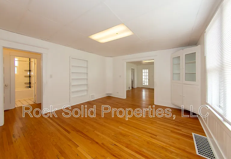 506 E 7th St #1 — Photo 4