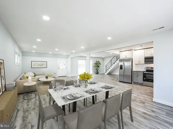 52 Horseshoe Ln, Levittown, PA 19055