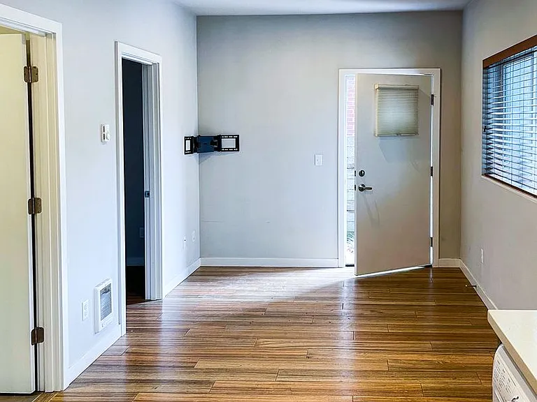 6408 Phinney - Located at the top of Phinney Ridge — Photo 43
