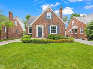 1873 Manchester Blvd, Grosse Pointe Woods, MI 48236