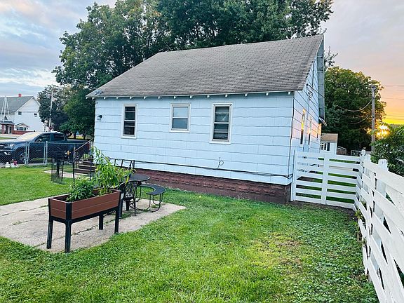 2nd image of 106 NE Oak St