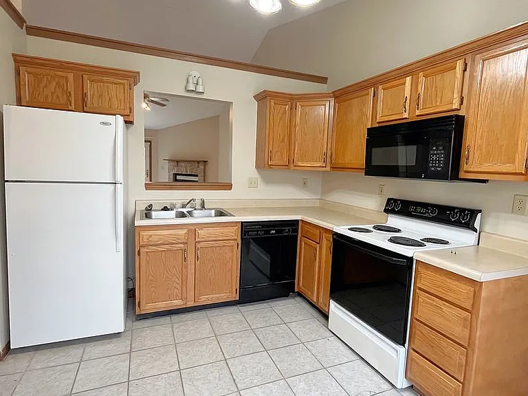 3520 Thornhill Cir E — Photo 2
