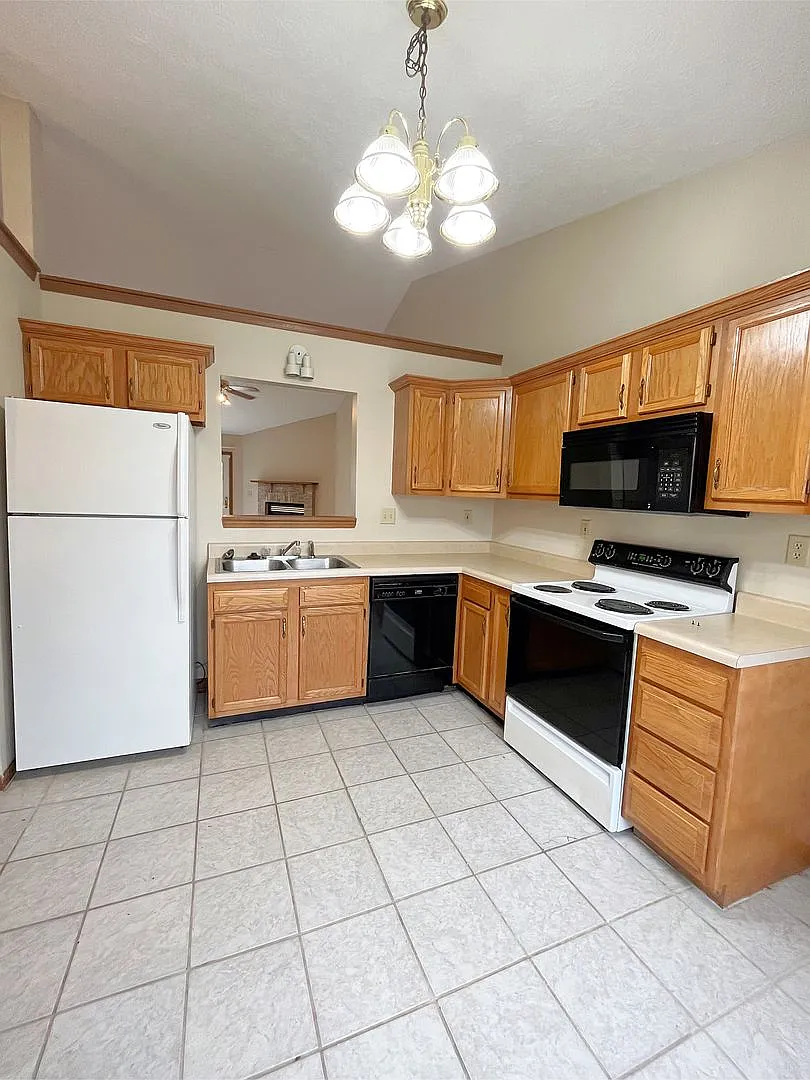 Building Photo - 3520 Thornhill Cir E
