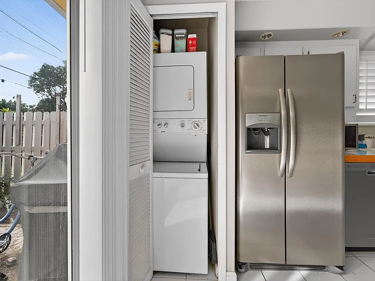 141 E Riverside Dr #10D — Photo 8