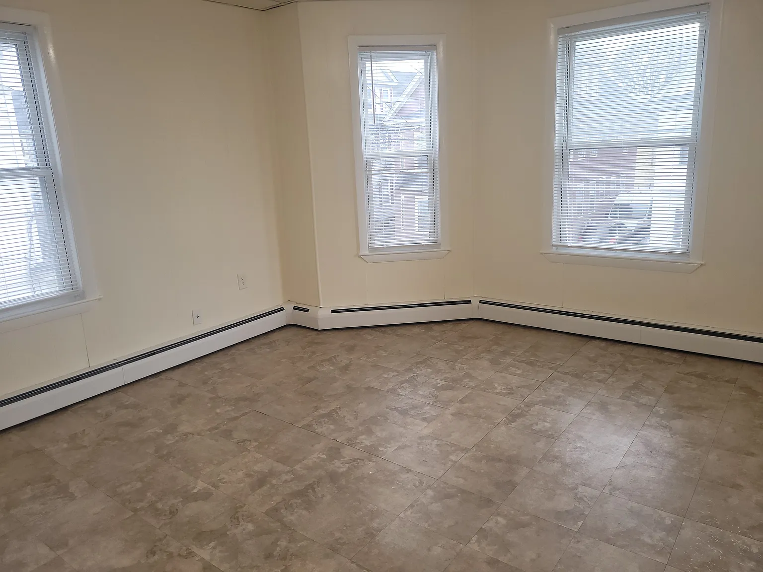 3 bed, 1400 sqft, $2,400 — Photo 4