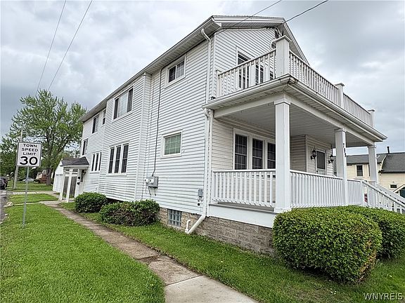 3rd image of 799 Center Rd