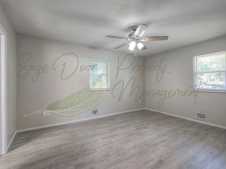 11913 Sycamore Ave — Photo 32
