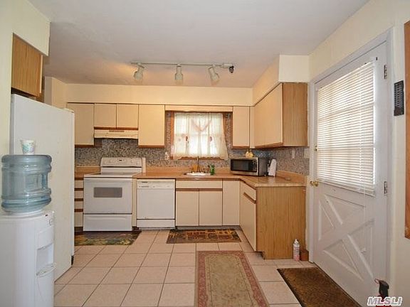 4th image of 121 Pine Neck Ave