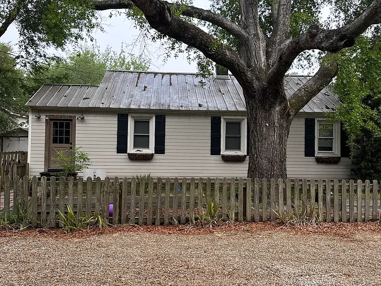 612 Adluh St — Photo 4