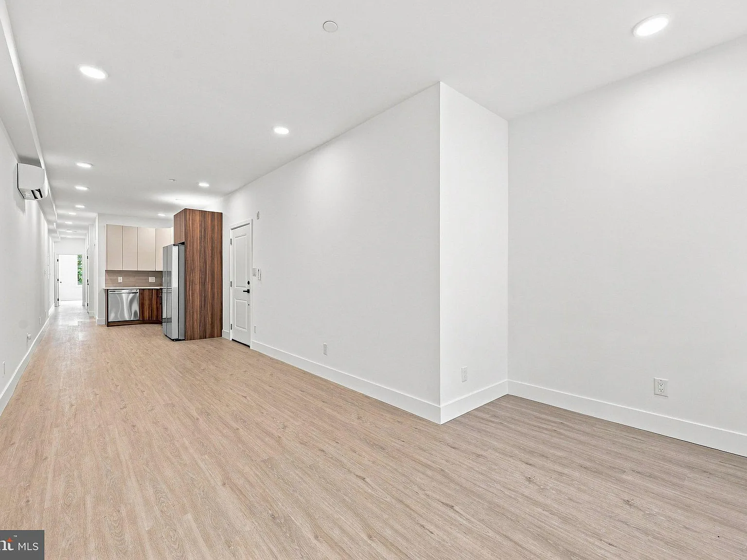 2 bed, 1.0 bath, 1054 sqft, $1,650 — Photo 3