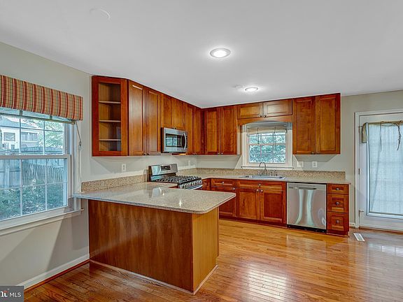 4th image of 302 Glasgow St