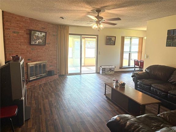 3rd image of 958 Crescent Dr