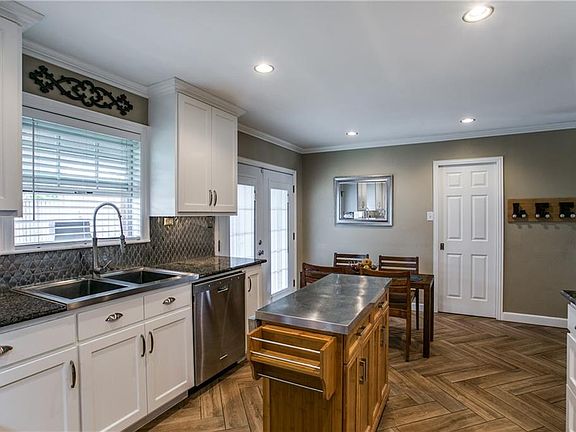 3rd image of 2114 Villawood Ln