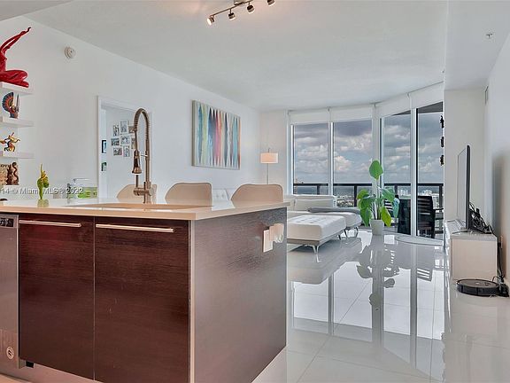 3rd image of 1900 N Bayshore Dr APT 2414