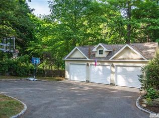 48 Oak Crest Dr, Huntington Station, NY 11746