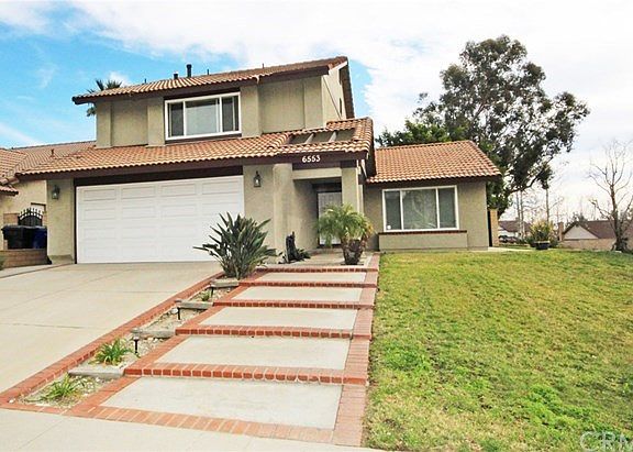 Brick lined steps from the sidewalk