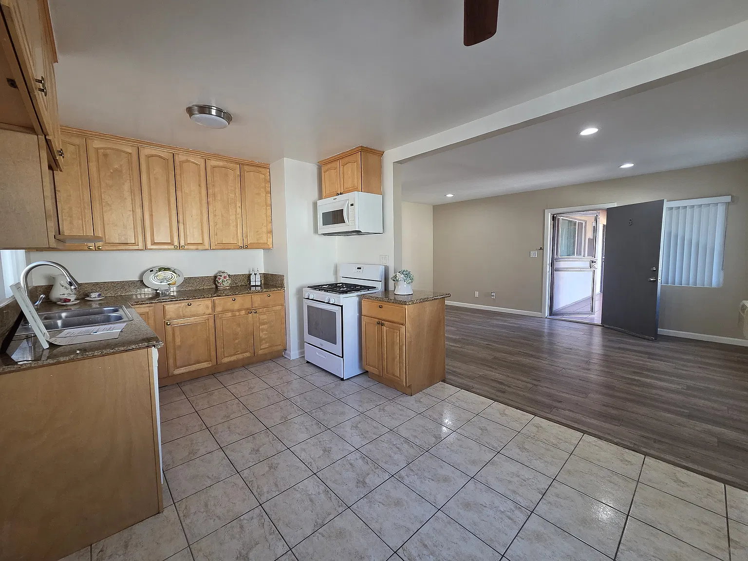 2 bed, 900 sqft, $2,195 — Photo 2