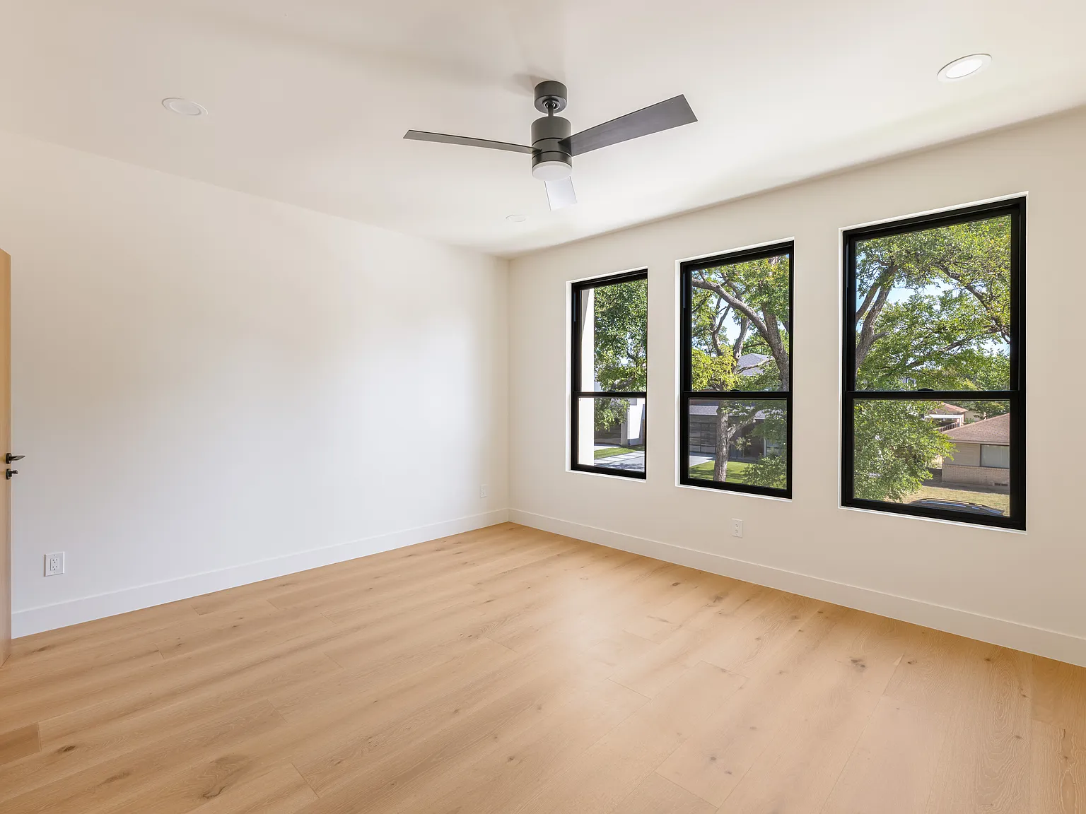 5 bed, 4268 sqft, $12,000 — Photo 3